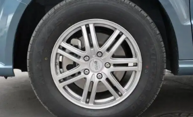车轮胎扎了个钉子需要换轮胎吗